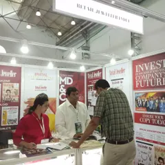 A look at the bustling environment of the IIJS Premiere 2022 jewellery show. I am experienced in managing booth interactions and keeping the energy up even during the busiest hours of an expo.
