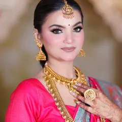 A glimpse of the classic South Indian bridal look we created. The focus here is on sharp, defined eyes with a winged liner, a clean base, and traditional gold jewelry that makes the bride look absolutely regal.