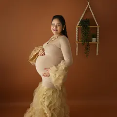 Here, the expecting mother is the complete focus, framed beautifully against the solid-colored backdrop. My wall system is perfect for these kinds of solo maternity portraits, ensuring a smooth and professional finish every time.
