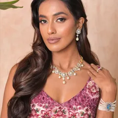 A closer look at this festive style. The makeup is carefully chosen to complement the deep, rich tones of her skin, creating a harmonious and radiant effect.