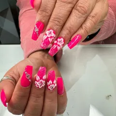 Go bold with this vibrant hot pink nail extension set. I've combined a glittery finish with hand-sculpted 3D flowers and sparkling rhinestones for a look that is pure fun and full of personality.