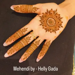 A classic mandala design is always a great choice for a simple yet beautiful look. The fingers are decorated with leafy vines, complementing the central flower.