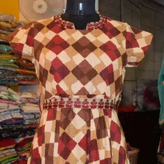 The warm, earthy tones in this diamond-patterned cotton kurti are perfect for the transition from summer to autumn. The delicate embroidery on the waist and neckline adds a touch of festive detail.