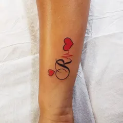 An initial 'R' combined with a heartbeat line and red hearts. A personalized design that is full of life and love.