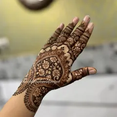 This Arabic-inspired floral vine wraps gracefully around the side of the hand, creating a very stylish and modern look.