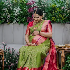 A full view of the beautiful Valaikappu drape. The pleats are arranged carefully around the baby bump for both comfort and elegance.