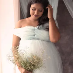 A soft, dreamy portrait using a delicate light blue tulle gown and a simple bouquet. I love capturing these gentle, introspective moments that reflect the quiet joy of expecting.