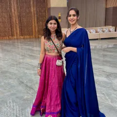 Another lovely photo with a guest. These pictures are wonderful souvenirs from a memorable night.