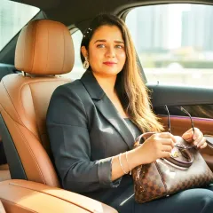 On the move between events. This look, a classic black suit paired with a luxury handbag, represents my professional and ambitious spirit as a corporate host.