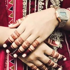 The beautiful, dark stain on the fingers a couple of days after application. This shows the longevity and richness of the color you get with my natural henna.