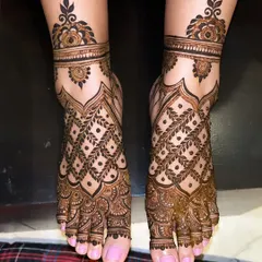 A classic and elegant design for bridal feet. The pattern features a beautiful net (jaal) design with leafy motifs, covering the entire foot.