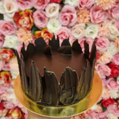 My Italian Chocolate cake is a dream for dark chocolate lovers. It features an intense chocolate flavor with beautiful, hand-crafted chocolate shards surrounding the cake. You can get this half-kg cake for just 390 rupees.