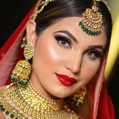 A quintessential bridal portrait. For this classic red bride, I created a bold yet elegant look with sharp, defined eyes and a timeless red lip. The focus was on creating a luminous, HD-ready complexion that lasts through all the ceremonies.