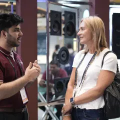 An international visitor discusses high-performance audio solutions with an exhibitor. Our expo attracts a global audience, providing a platform for cross-border partnerships and technology exchange.