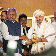 Capturing an awards presentation with actor Vijay Raghavendra at the 'Kasinasara' audio launch. Our event photographers are skilled at getting clean shots of key interactions during formal proceedings.