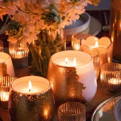My Modern Matt collection is a study in elegant contrasts. The smooth, foiled ceramic jars are perfect for adding a touch of sophisticated shimmer to your decor. Infused with our warm Mahogany Musk scent, they create a cozy and inviting atmosphere.