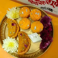 My mithai candles look so real when arranged on a traditional thali with fresh flowers. Here you can see the incredible detail on the Gujiya, Motichoor Ladoo, and Kaju Katli candles, making them a perfect, calorie-free addition to your festive decor.