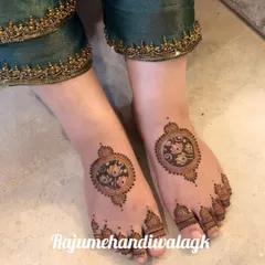 A beautiful and simple lotus mandala design for the feet. This is a popular choice for Karwa Chauth and other festivals.