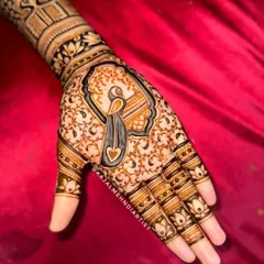 A gorgeous peacock design on the palm, with a heart detail in the center. The surrounding floral pattern is delicate and pretty.