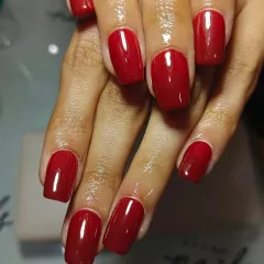 You can never go wrong with a classic red. This is a set of perfectly shaped, glossy red gel extensions, a timeless and confident choice for any bride.