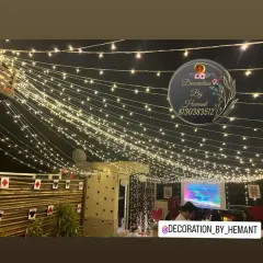 I can transform any space, including terraces and outdoor areas. This canopy of fairy lights creates a magical, starry night effect, perfect for a romantic dinner or a larger celebration under the open sky.