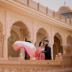 The elegance of a royal romance. The flowing fabric of the saree against the stunning architecture of this Delhi venue creates a timeless and artistic pre-wedding portrait. It’s a beautiful blend of tradition and drama.