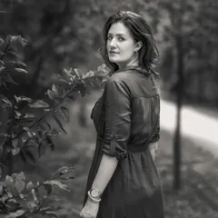 A family shoot is also an opportunity to create beautiful solo portraits. This black and white image of a mother has a timeless, classic feel that I love.