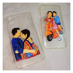 These are my custom faceless portrait phone cases, a perfect way to capture a memory. I work from your photos to create these personalized illustrations, like the couple on a scooter or the one sharing an intimate moment.