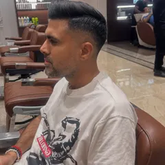 Another view of this precise men's haircut, showcasing the clean lines and expert blending.