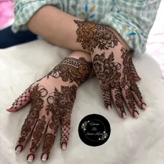 A delicate and airy floral design, perfect for a guest or bridesmaid. The pattern uses fine lines and a net pattern on the fingers for an elegant finish.