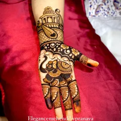 A traditional design with a modern twist, this piece features a majestic elephant on the palm.