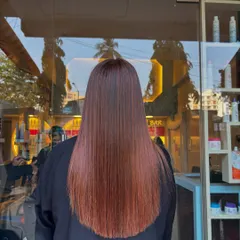The view from the back shows the health and straightness of the hair post-coloring. My coloring process always prioritizes hair integrity, so you leave with a great color and healthy hair.