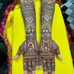 For the lover of classic designs, this intricate bridal mehandi is filled with traditional motifs. It features symmetrical patterns of jharokhas, peacocks, and swans, showcasing fine line work and a dense, rich application.