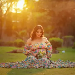There's nothing like the glow of golden hour. This outdoor solo portrait captures the peaceful, radiant beauty of motherhood amidst the soft, warm light of sunset.