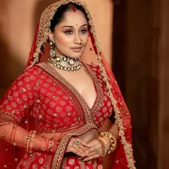 See how my rental jewellery completes the bridal look. This bride is wearing a statement Kundan and pearl choker set, which pairs beautifully with her red wedding lehenga.