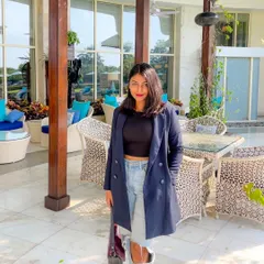 A front-facing shot of the navy blazer outfit. This classic combination of a dark blazer with casual denim is perfect for a business casual environment or a creative workplace.