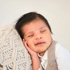 That happy, dreamy smile is everything. By using simple outfits and textures, I can create portraits that highlight your baby's joyful expressions.