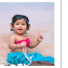 This little mermaid points up with a curious and happy expression. I focus on capturing these small gestures and expressions that make each baby's personality unique.