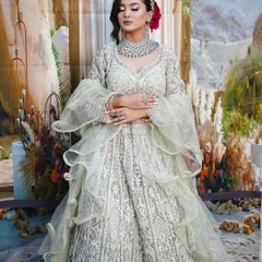 We teach our students to create flawless, modern bridal looks like this one, focusing on soft glam, elegant hairstyling, and a radiant finish that looks stunning both in person and on camera.