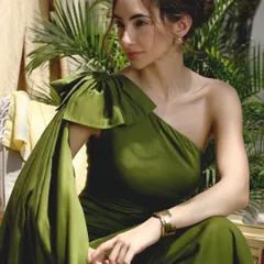 For this fashion campaign, we created a soft, dreamy look. The makeup is natural and dewy, complementing the elegant olive green dress perfectly.