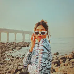 A stylish solo portrait at Bandra Bandstand. The model's pose and the iconic Sea Link in the background make for a modern and fashionable shot.