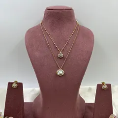 The 'Kritika' set with a white pendant.