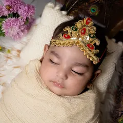 Look who is here to steal your heart. This little makhanchor, sleeping so soundly, brings so much peace and joy. These themed shoots are a beautiful way to celebrate our traditions.