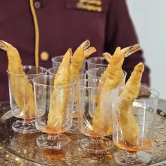 Crispy tempura prawns served in individual glasses with a sweet chili dip. This is one of our most popular pass-around appetizers for corporate events and cocktail parties.