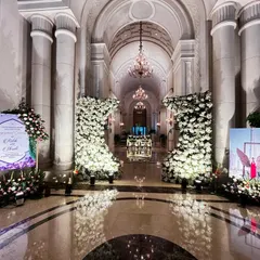 A grand entrance at The Leela Palace, New Delhi. I used massive floral structures shaped like the number '8' and personalized welcome signs to create a royal welcome for the guests.