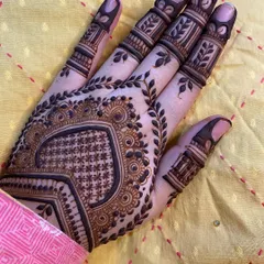 A lovely heart-shaped design on the back of the hand, filled with a delicate net pattern and bordered by leaves.