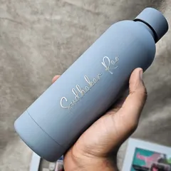 The 500ml Quench vacuum bottle in grey, personalized with a name in a beautiful script font. It keeps drinks hot or cold for up to 7 hours.
