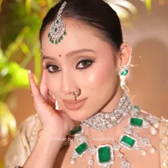 The perfect soft glam morning bridal look. Her eyes are the star of the show, with clean lines and subtle shading to make them pop.