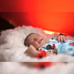 A sleepy newborn smile. I use soft textures like this fluffy blanket and warm, gentle lighting to create a cozy and safe environment for capturing these fleeting expressions.