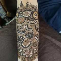 A step-by-step look at the upper arm cuff of this design. The bold outlines are filled with delicate, contrasting patterns.